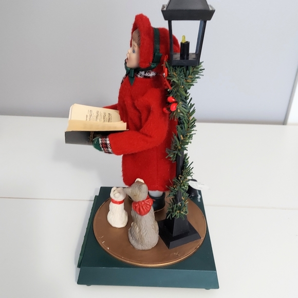 Vtg Dickens Collection Christmas Caroler Girl Musical Lighted Lamp Post Dog Cat - Picture 4 of 13